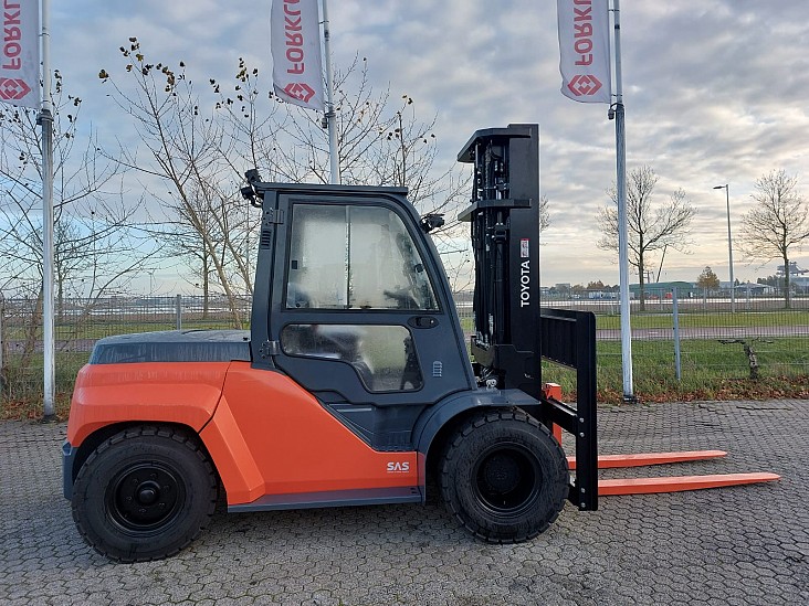 4 Whl Counterbalanced Forklift <10t40-8FD70N