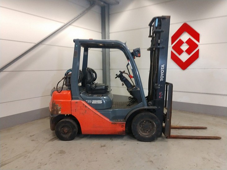 4 Whl Counterbalanced Forklift <10t32-8FG25