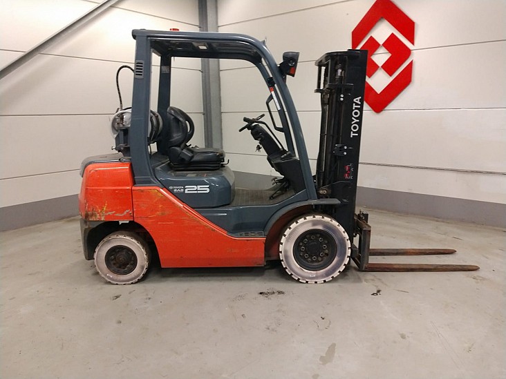 4 Whl Counterbalanced Forklift <10t32-8FG25