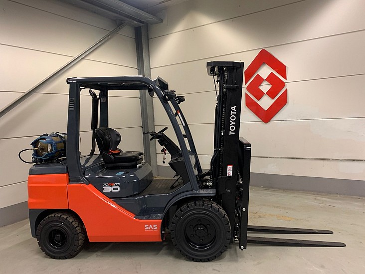 4 Whl Counterbalanced Forklift <10t02-8FGF30