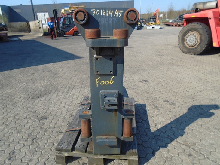 FORK Fitted with Rolls14000kg@1200mm // 2000x250x85mm 2